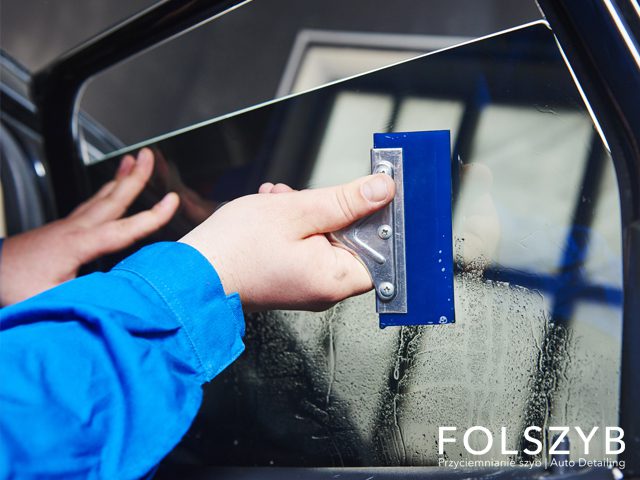 Rakla wyciska płyn aplikacyjny spod folii na bocznej szybie
