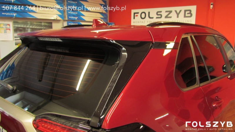 Tylna szyba Toyoty RAV4 po docięciu folii przy uszczelce; przez folię widać ścieżki ogrzewania
